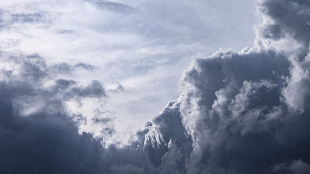 空を覆う暗い嵐雲