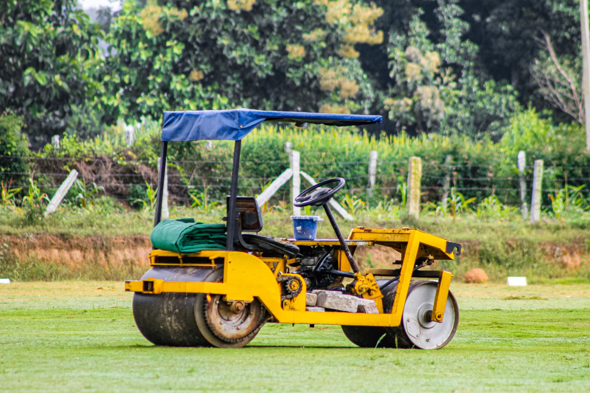 Tayland'da bir futbol sahasında ağır silindir makinesi