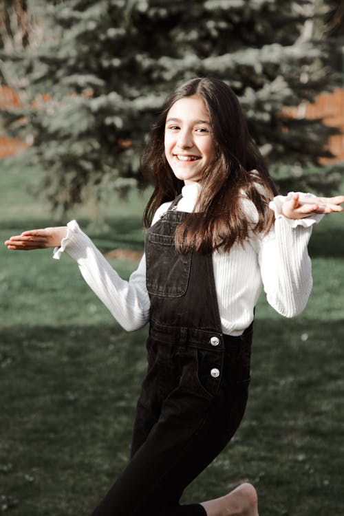 Foto profissional grátis de adolescente, cabelo castanho, cabelo comprido