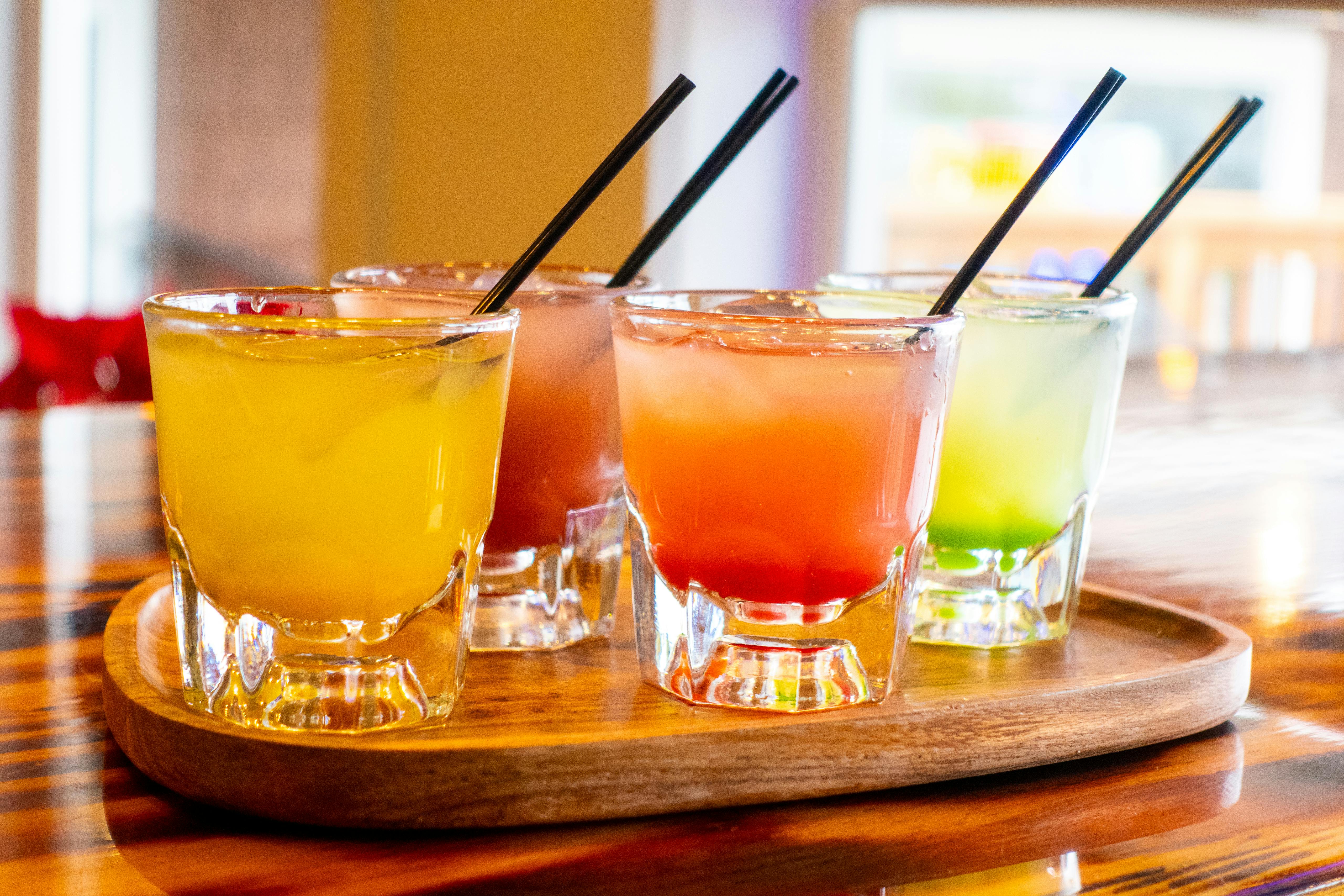 Асорті коктейлів із яскравими декораціями