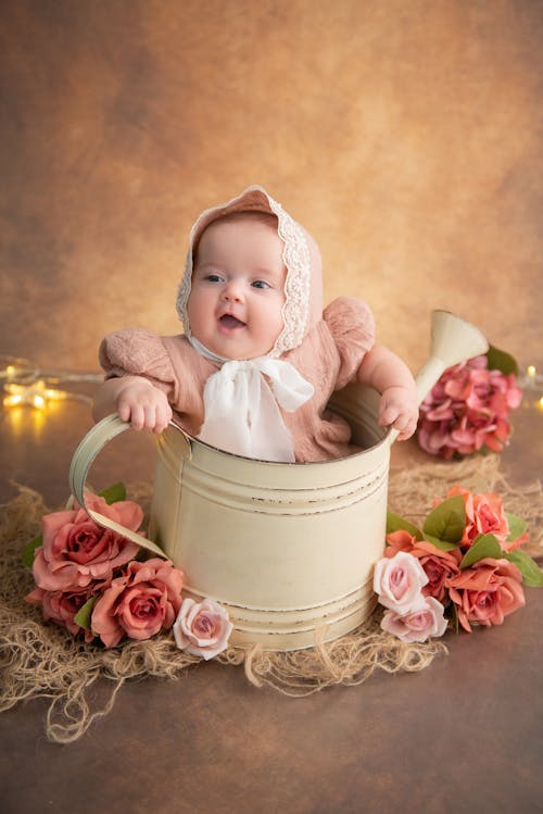 Gratis stockfoto met baby meisje, bloemen, gekleurde achtergrond