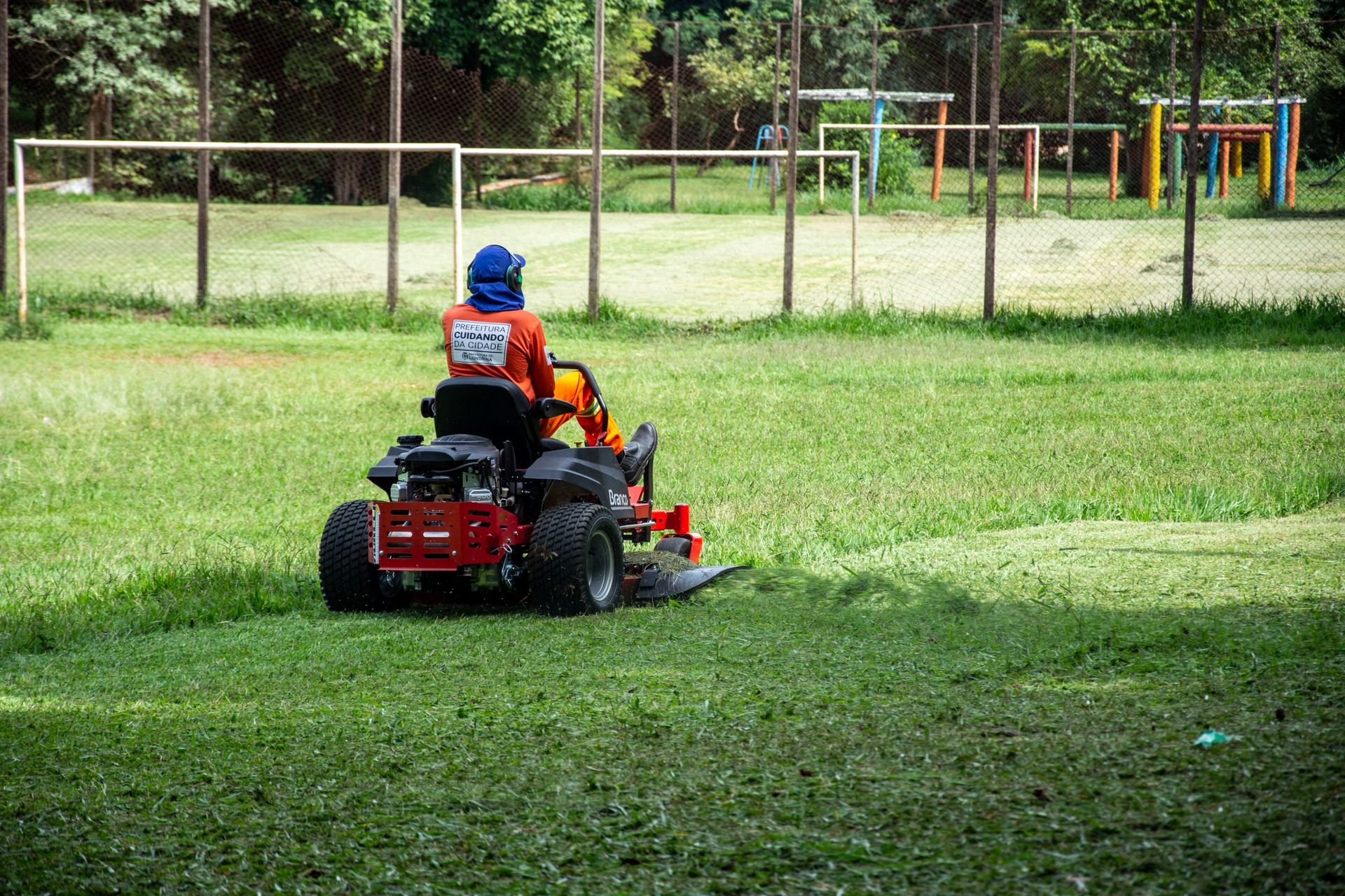 Sekání trávy — udržovaný pozemek s posekanou trávou