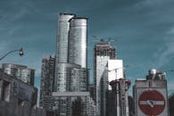 黄昏时分，城市景观中正在建设的现代摩天大楼和起重机，展示了城市的发展