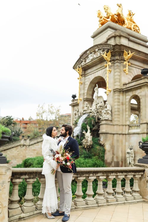 Newlyweds in the Ciutadella Park