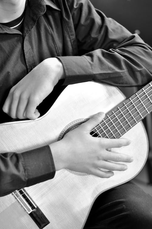 Foto d'estoc gratuïta de actuació, blanc i negre, guitarra