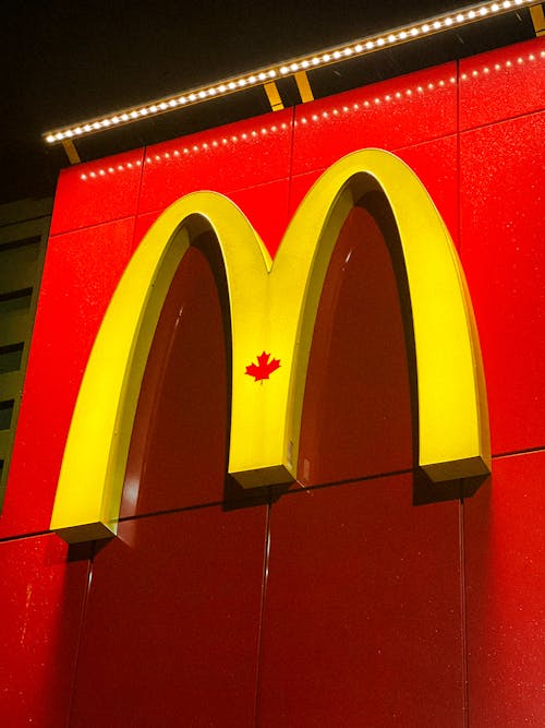 Mcdonald's is the largest fast food chain in canada