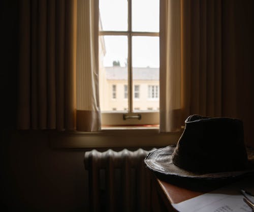 Darmowe zdjęcie z galerii z apartament, biurko, kapelusz