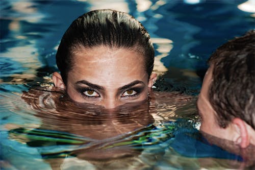 Photos gratuites de belle femme, piscine creusée, yeux