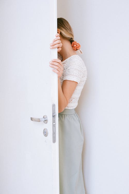 Gratis Wanita Berdiri Di Samping Pintu Terbuka Foto Stok