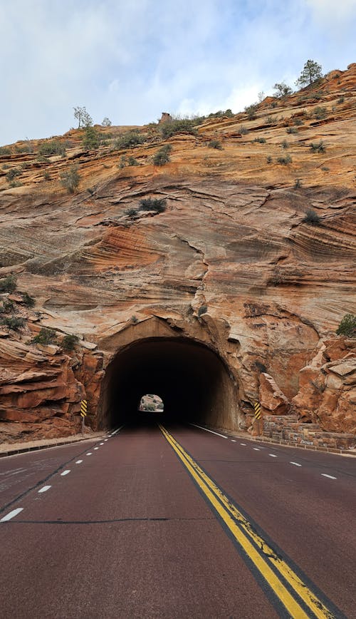 dikey atış, jeoloji, karayolu tüneli içeren Ücretsiz stok fotoğraf