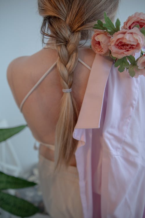 Foto stok gratis belakang, berambut pirang, berwarna merah muda