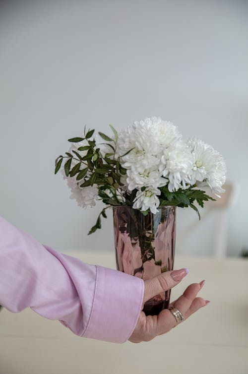 Безкоштовне стокове фото на тему «біла хризантема, букет, вертикальні постріл»