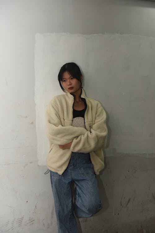 Kostnadsfri bild av asiatisk kvinna, brunett, jeans