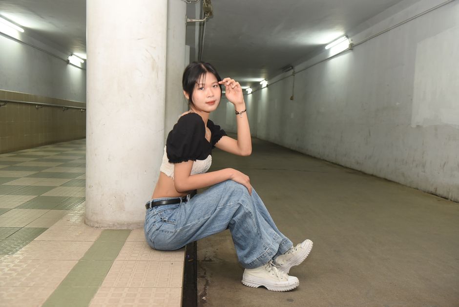 # 실내, 갈색 머리, 거리 스타일의 무료 스톡 사진