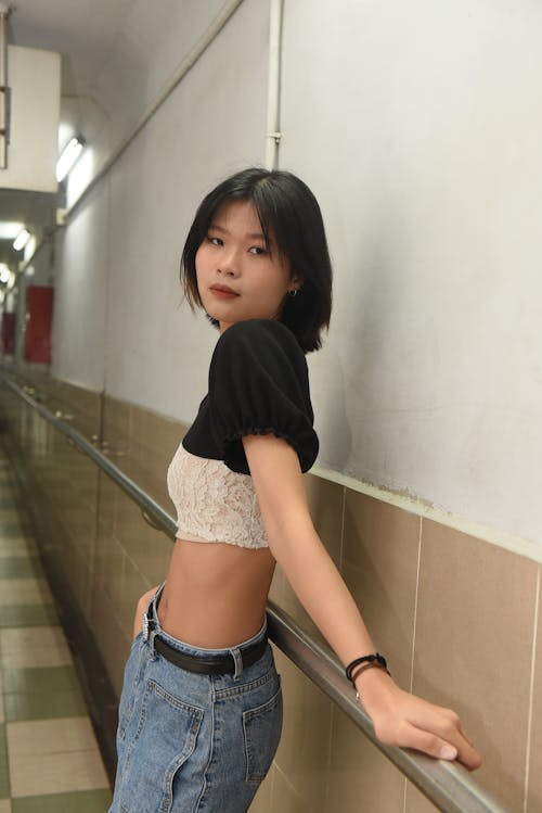 Asyalı kadın, dikey atış, duvar içeren Ücretsiz stok fotoğraf
