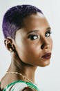 一位妆容迷人、留着紫色短发的时尚女性特写肖像