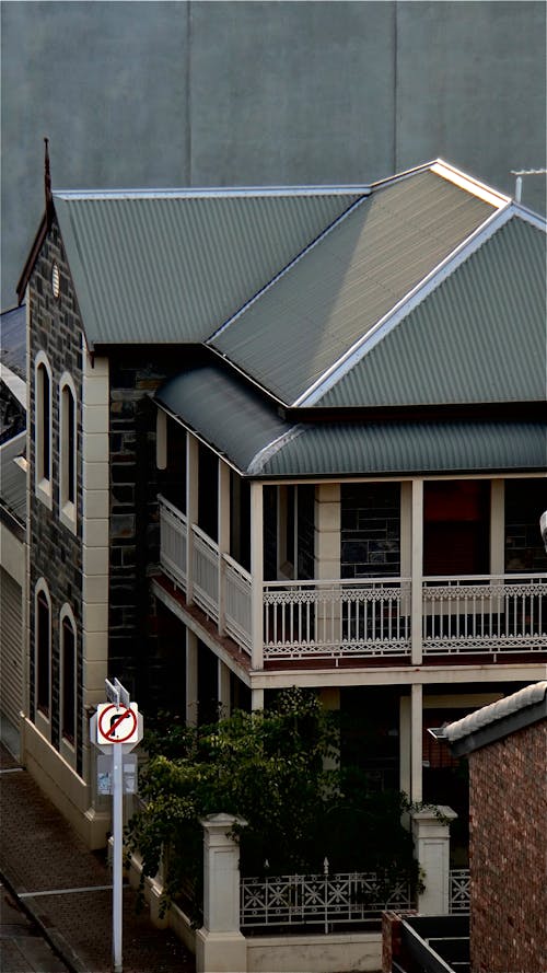 Foto stok gratis Arsitektur, atap, balkon