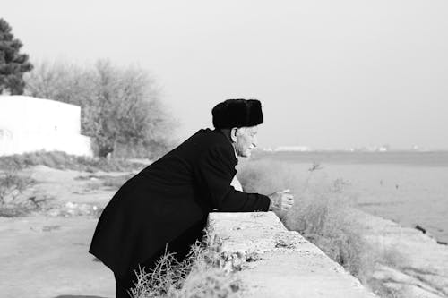 Základová fotografie zdarma na téma černobílý, kabát, klobouk