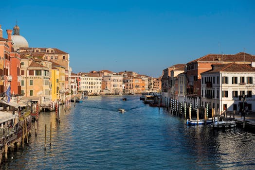 威尼斯大运河景色优美，两岸坐落着历史悠久的建筑，河面上行驶着古老的船只