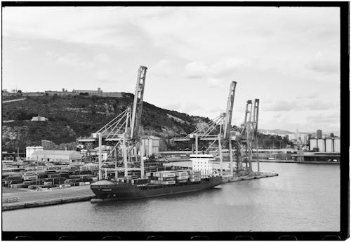 Black and white photo of a harbor with ships