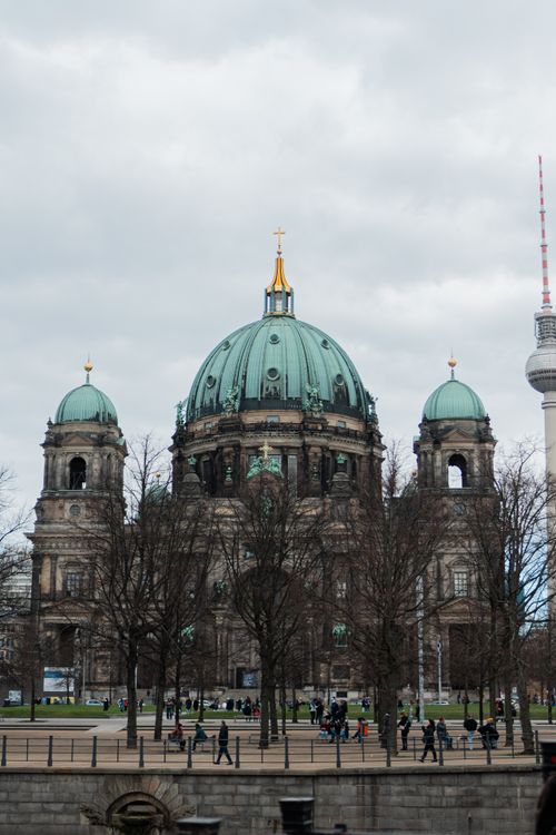 Free The majestic Berlin Cathedral captured on an overcast day showcasing its architectural grandeur against a cloudy sky. Stock Photo