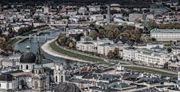 令人惊叹的萨尔茨堡历史建筑与风景优美的河流景观鸟瞰图