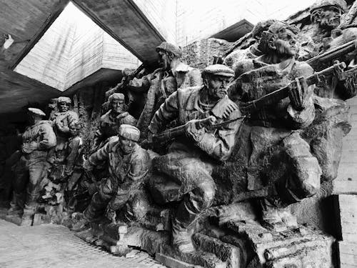 A black and white photo of a statue of soldiers