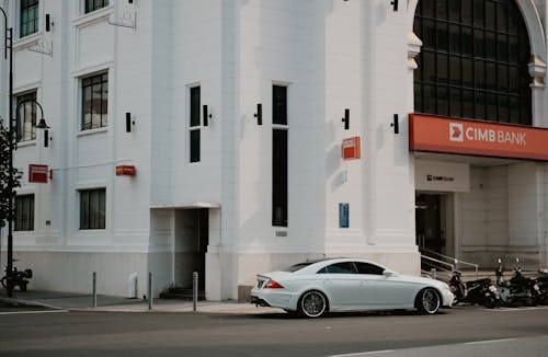 banka, beyaz bina, beyaz modern araba içeren Ücretsiz stok fotoğraf