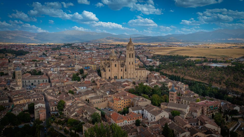 Impresionante vista aérea de la Catedral de Segovia y el paisaje urbano circundante en España.