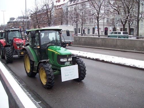 Ampia Demo Con Traktoren A Monaco 