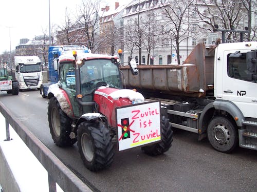 Ampel Demo Mit Traktoren In München 