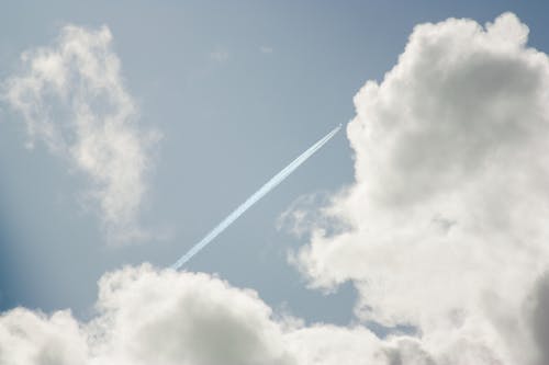 Gratis arkivbilde med flyfotografering, himmel, kondensstripe