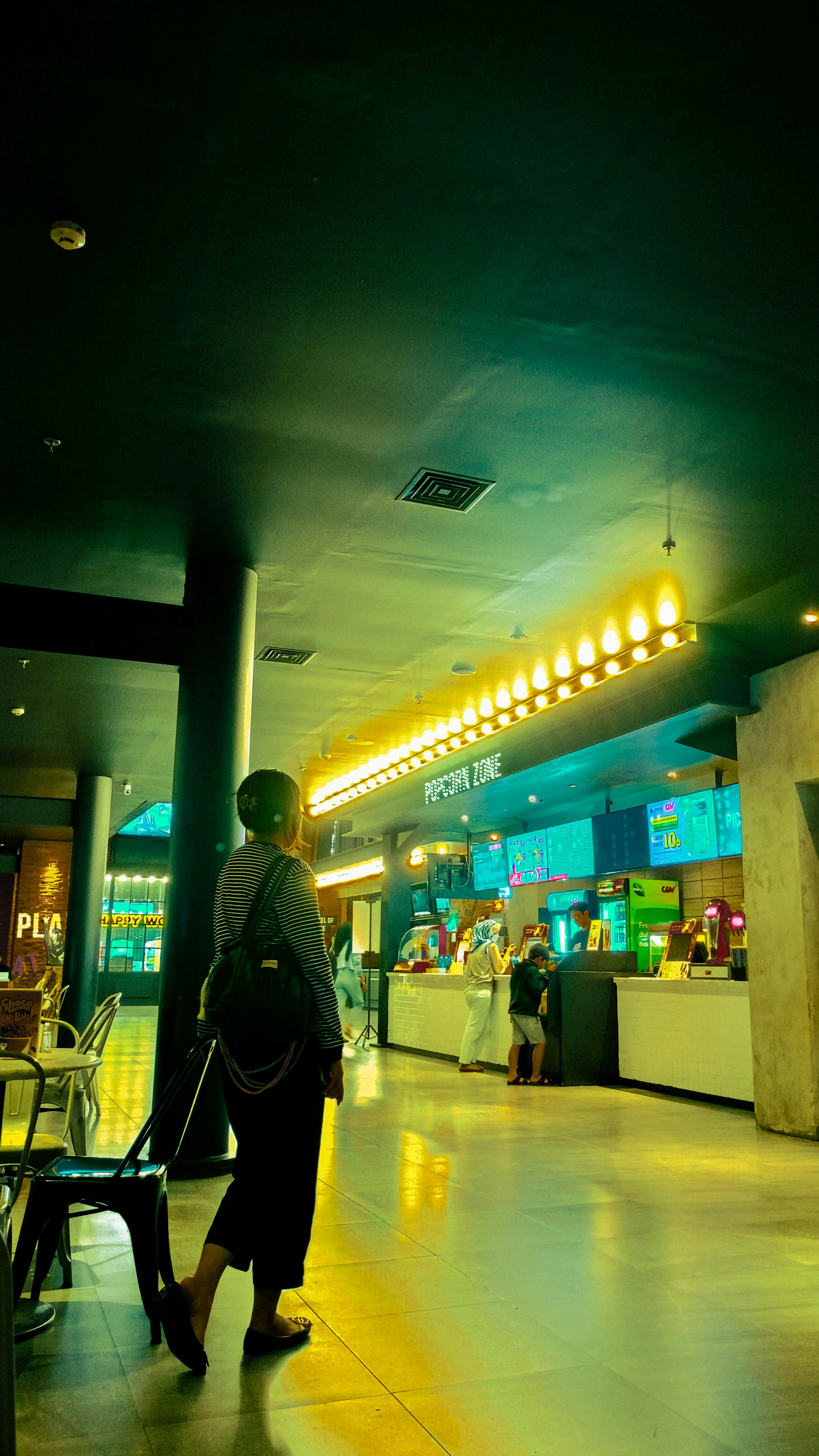 Gratuit Seul En Train De Regarder Un Film  Photos