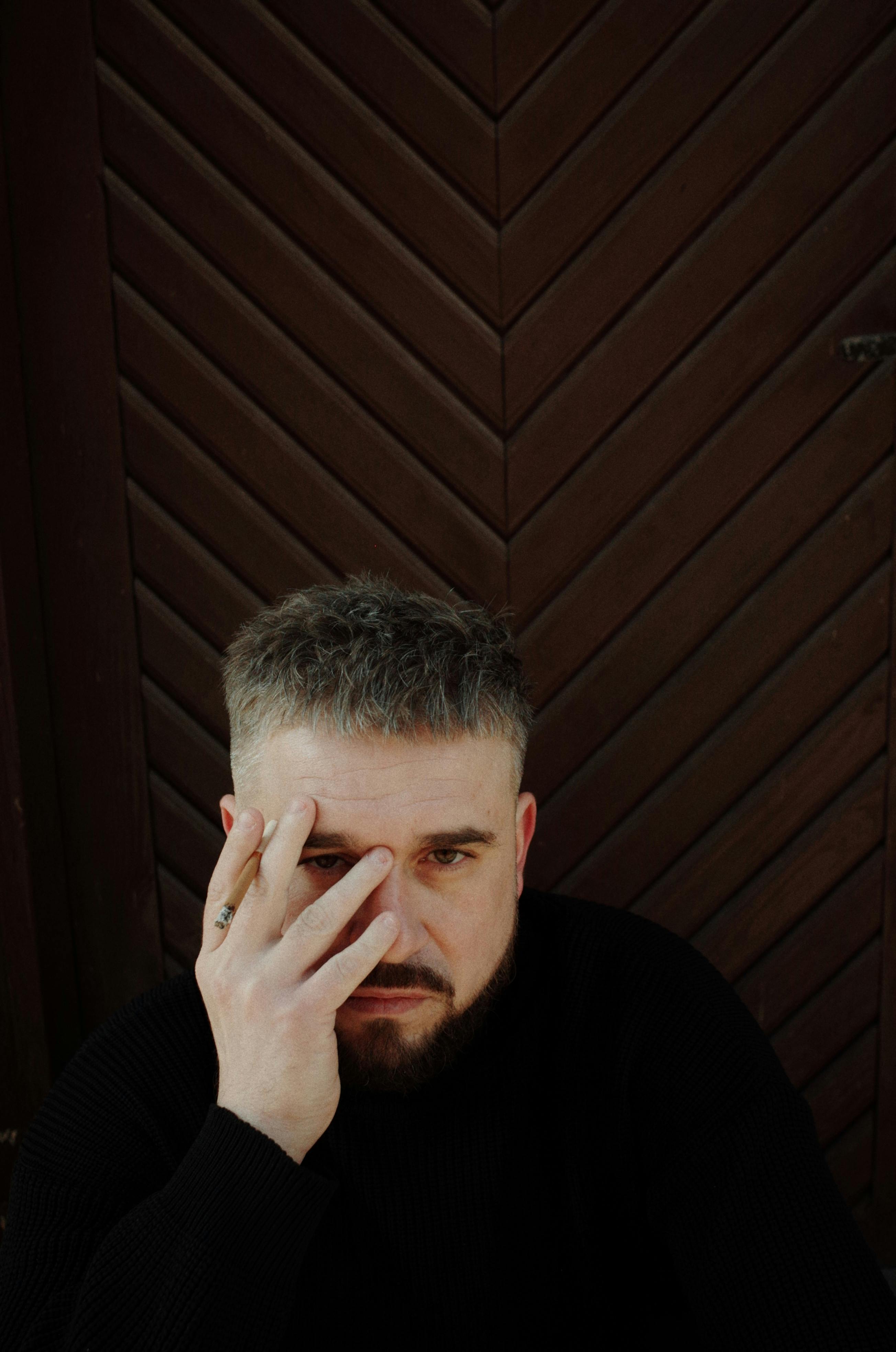 De franc Home Amb La Mà Sobre La Cara Foto d'estoc