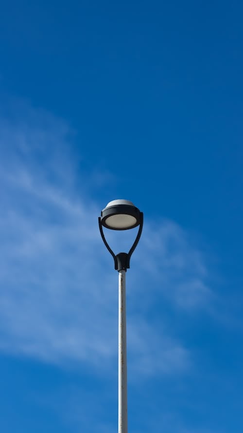Fotobanka s bezplatnými fotkami na tému mestský, modrá obloha, pouličná lampa