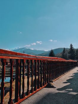 站在木阳台上，可以欣赏到令人惊叹的山地景观和充满活力的蓝天