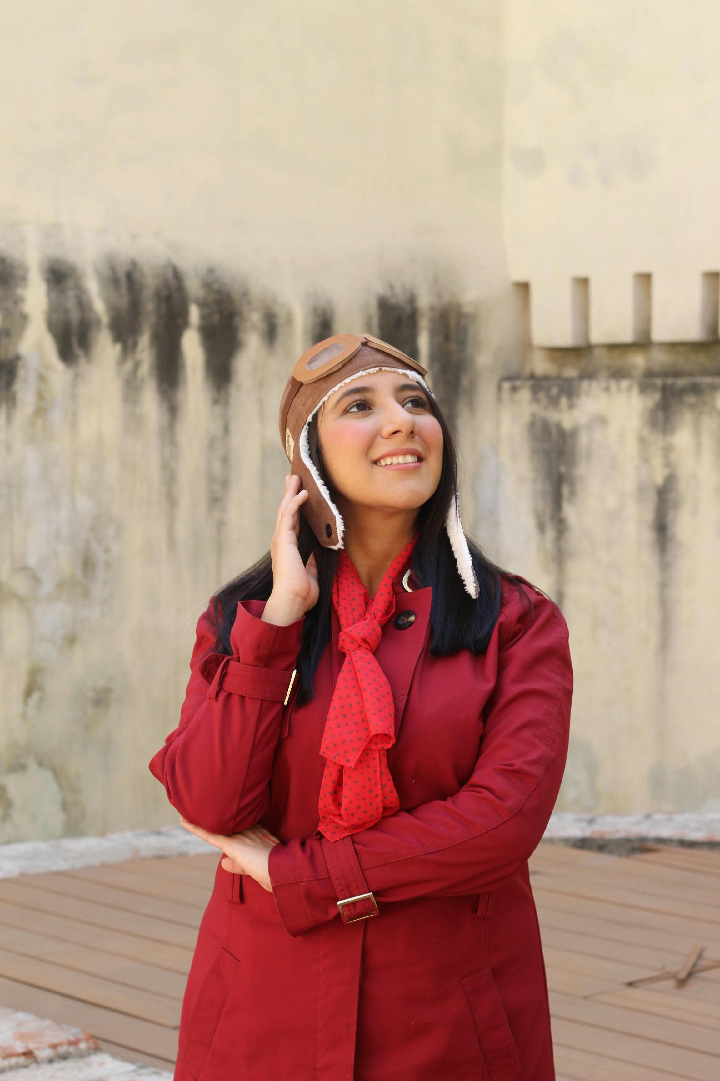 bezplatná Usmívající Se žena V Kožené Letecké čepici A červené Bundě Základová fotografie