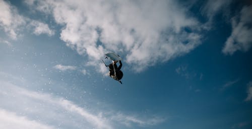 在天空中的wakeboarder的低角度照片