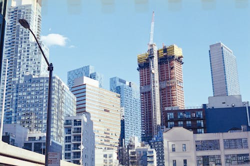 Immagine gratuita di architettura moderna, centro città, cielo azzurro