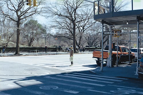 araç, asfalt, ayakta içeren Ücretsiz stok fotoğraf