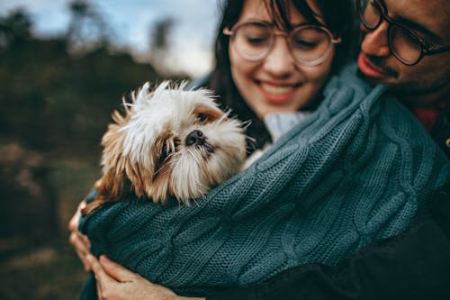 犬を抱き締める女と男