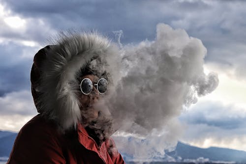 Foto profissional grátis de com capuz, com frio, fumaça