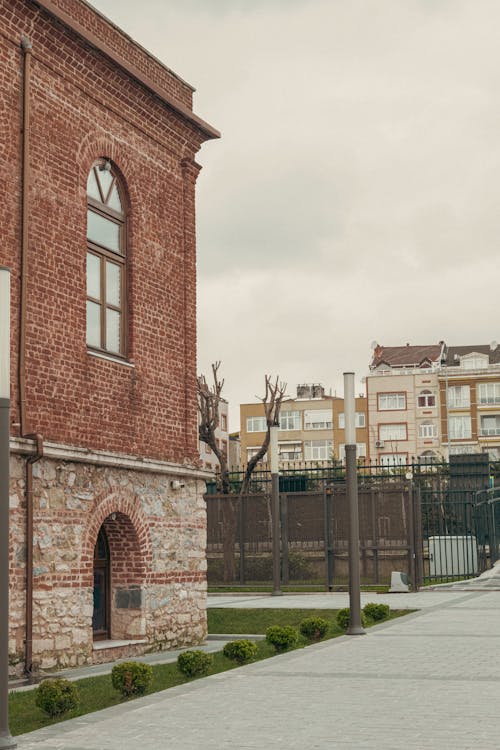 Darmowe zdjęcie z galerii z budynek z cegły, chodnik, chodniki dla pieszych