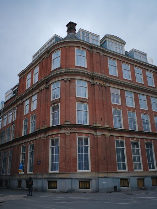 A large brick building with windows on the side