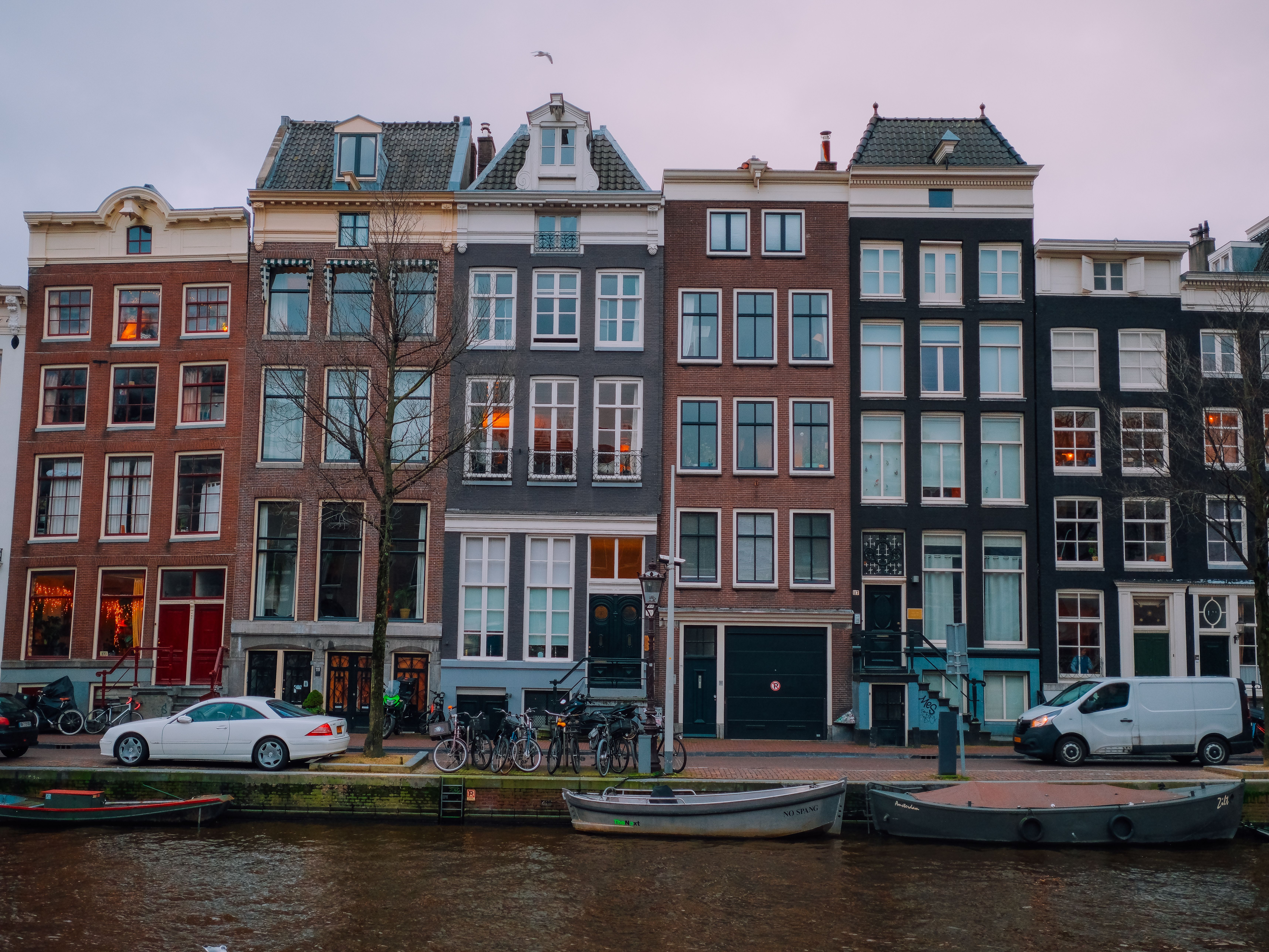 Klassieke Nederlandse fietsen tegen een karakteristieke gevel