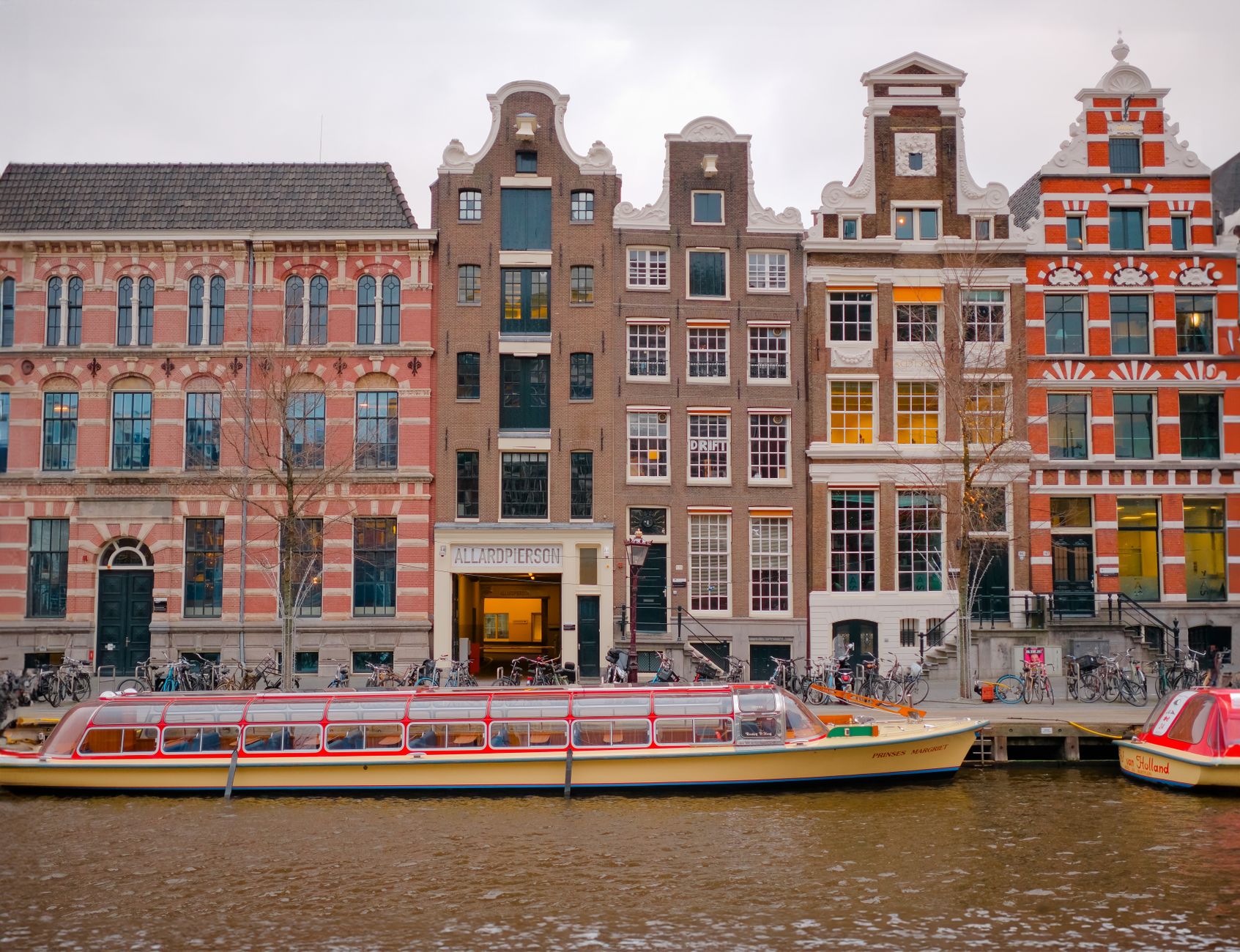 Amsterdam'da su kenarındaki teras alanı
