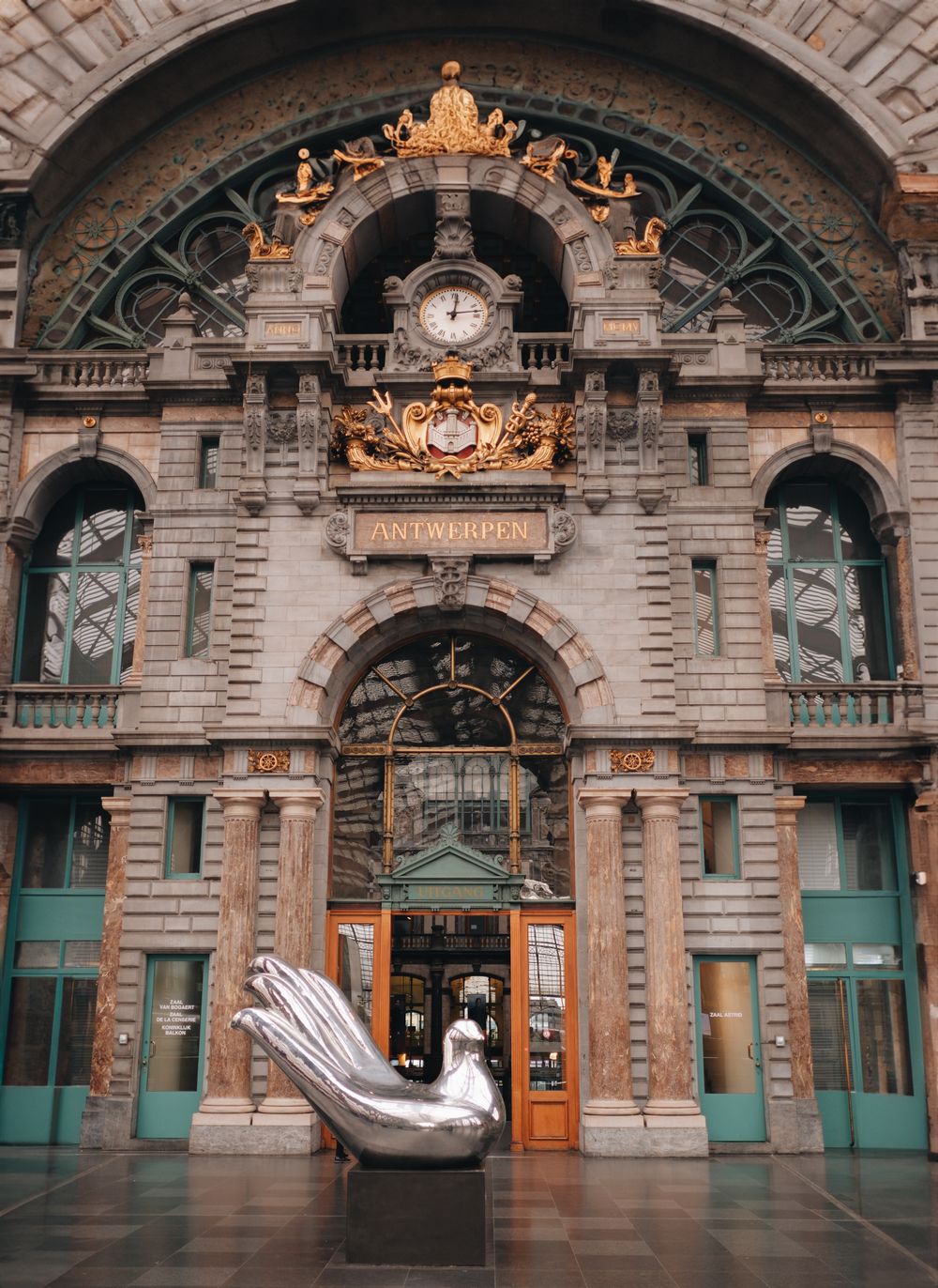 Fațada monumentală a gării centrale din Anvers