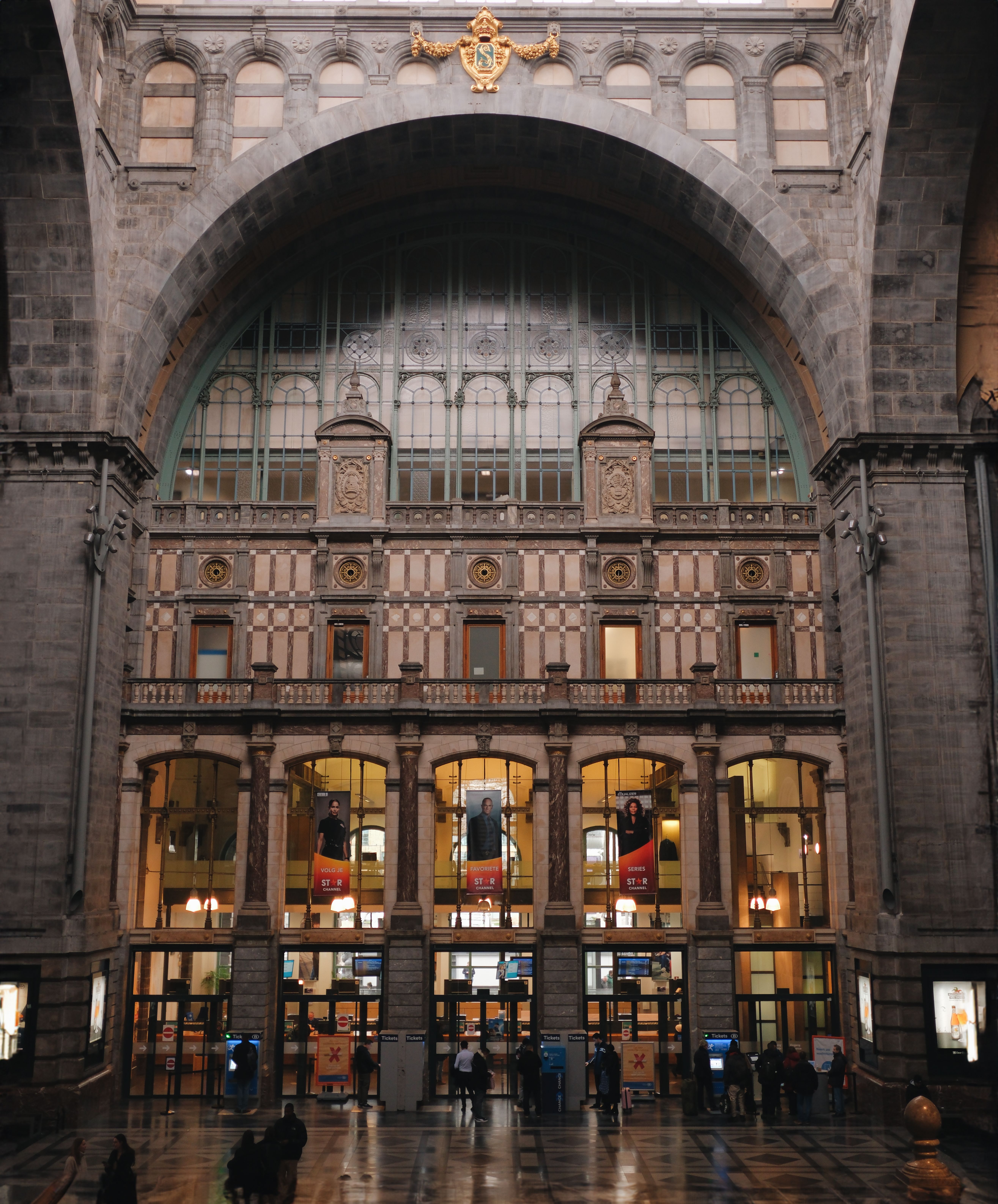 Antwerpen Centraal stationshal met reizigers