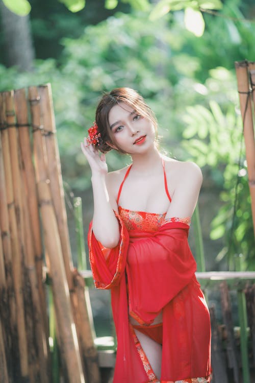 Darmowe zdjęcie z galerii z azjatka, brązowe włosy, czerwona sukienka
