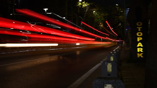 Kırmızı Işık İzleri: Uzun Pozlamada Bulanıklaşan Araba Işıklarının Oluşturduğu Canlı Şehir Manzarası